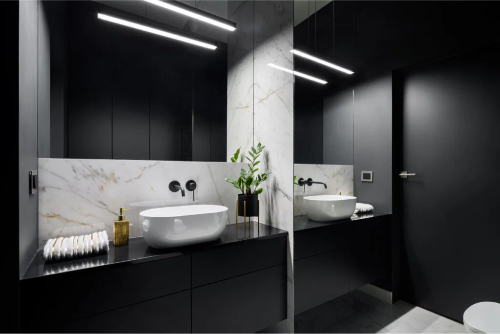 Zwarte toiletruimte