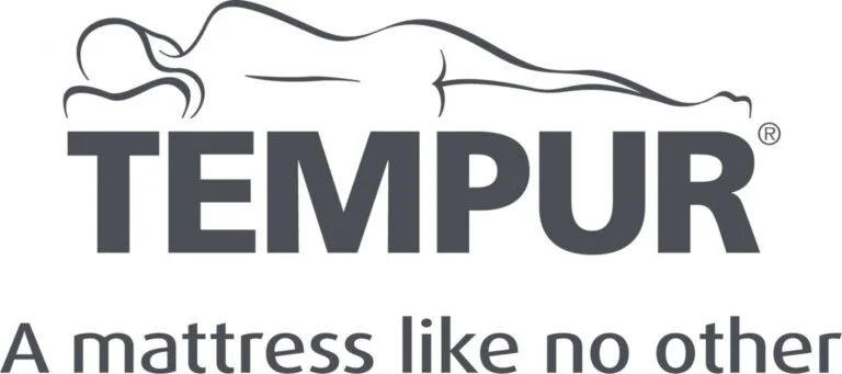 Logo van TEMPUR met een gestileerde afbeelding van een liggende persoon boven de merknaam. Onder de naam staat de slogan 'A mattress like no other' in grijze letters.
