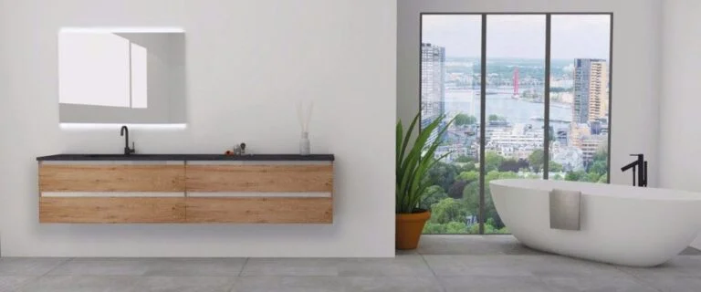 Een moderne badkamer met een zwevend houten wastafelmeubel met een donker blad tegen een witte muur. Op het meubel staat een minimalistische decoratie met geurstokjes. Naast de wastafel staat een grote groene kamerplant in een terracottakleurige pot, met een groot raam op de achtergrond dat uitzicht biedt op een groene omgeving en een hoog gebouw.