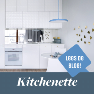 Witte kitchenette met doorgeefluik