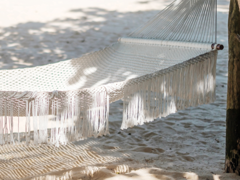 Zomerse zitmeubels - Witte hangmat in tuin