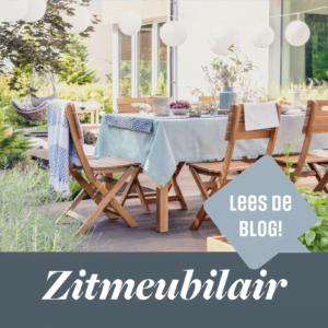 Zithoekje met tropisch zitmeubilair in de tuin