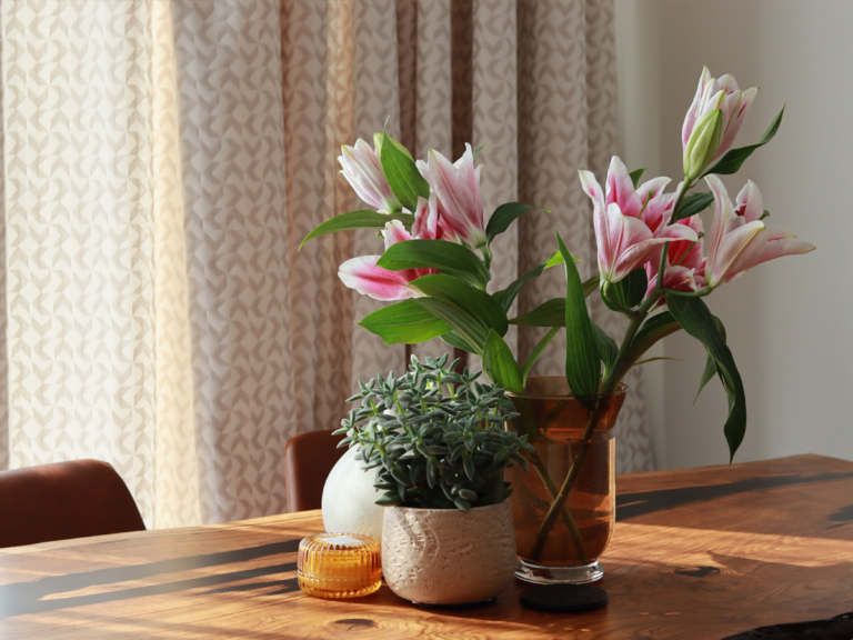 Bloemen en planten als decoratie op tafel