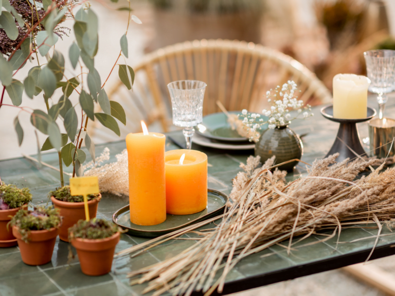 kaarsen als decoratie op eettafel