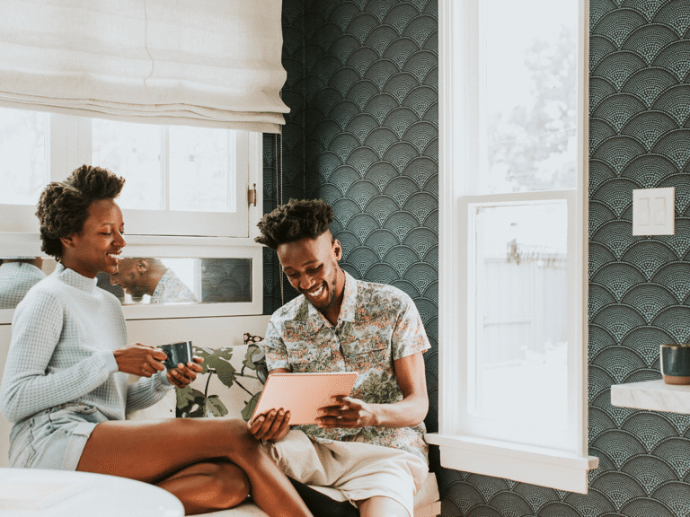 Zomerse interieurtrends met gedurfde patronen in je interieur