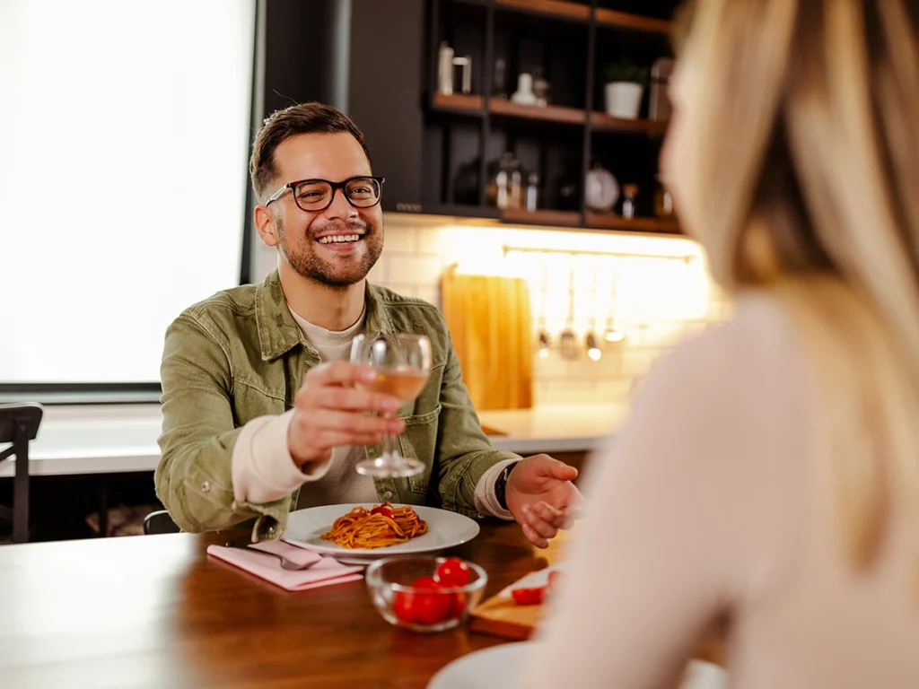 Proosten aan de eetkamertafel
