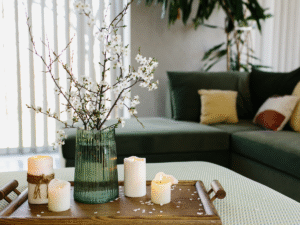 een tafel vol met warmte, kaarsen en mooie witte bloemen die zorgen voor rust en warmte.