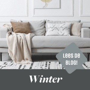 Omslagfoto winterproof huis | Woonboulevard Heerlen. Een grijze bank bekleed met warme kussens en een dikke deken
