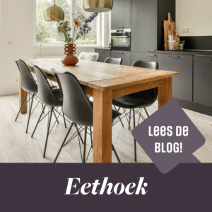 Der Essbereich Ihres Wohnzimmers! Hier sehen wir einen Holztisch mit modernen schwarzen Stühlen in einer offenen Küche neben dem Fenster. Das schafft eine angenehme, lebendige Atmosphäre.