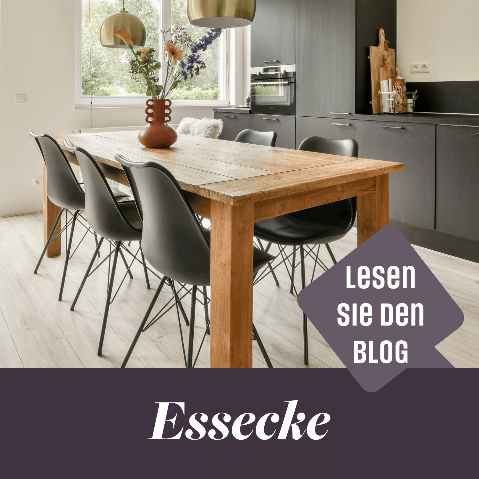 Der Essbereich Ihres Wohnzimmers! Hier sehen wir einen Holztisch mit modernen schwarzen Stühlen in einer offenen Küche neben dem Fenster. Das schafft eine angenehme, lebendige Atmosphäre.