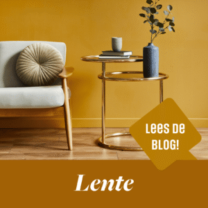 Sfeervolle interieurfoto met een okergele muur, een gouden bijzettafel en de tekst 'Lente - Lees de blog!'
