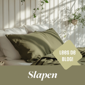 Een sfeervol bed voor een goede nachtrust met twee witte kussens, een groen kussen, een groene banner onderaan de foto met "Slapen", en de tekst "Lees de blog"