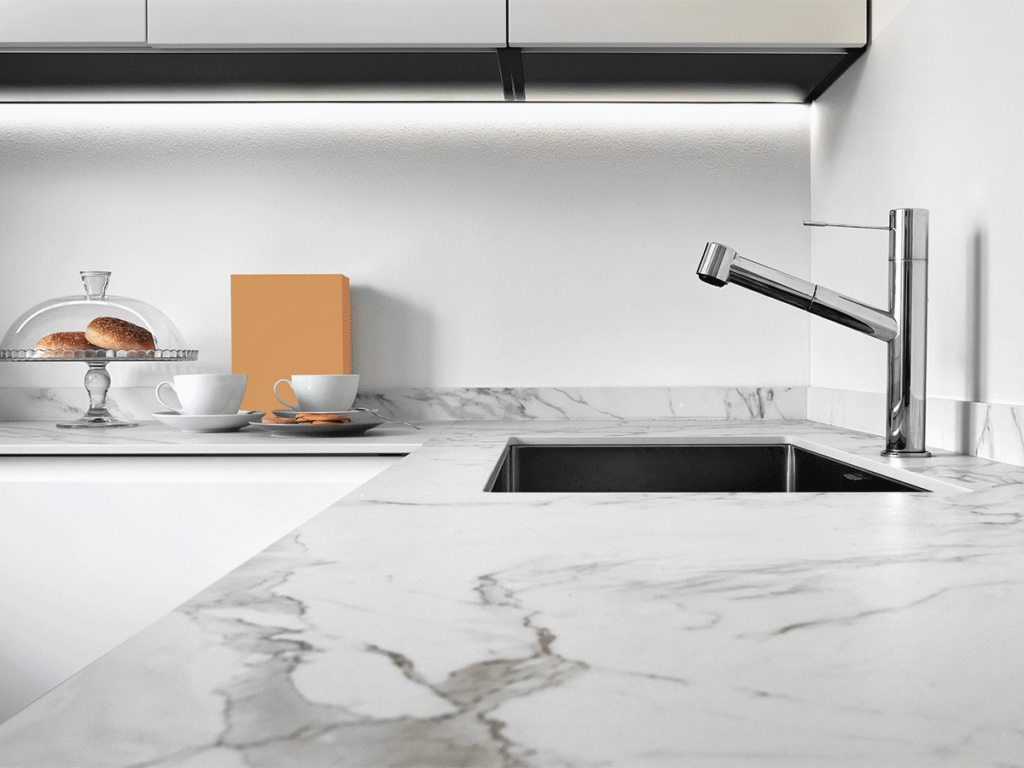 marmeren keuken wat een luxe sfeer uitstraalt