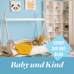Ein helles Baby- und Kinderzimmer mit einem weißen Tipi-Bett, einer gelben Strickdecke und einem Teddybär. An der blauen Wand hängen Bilder von einem Panda und einer Giraffe. Rechts steht ein hohes weißes Regal mit Dekoration.