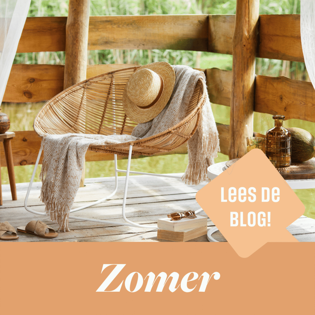 Een zomerse setting op een terras met een rotan schommelstoel, een strooien hoed en een plaid, met de tekst "Lees de blog!" en "Zomer"