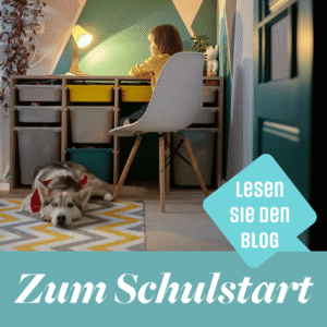Ein Kind sitzt an einem Schreibtisch mit Aufbewahrungsboxen unter einer leuchtenden Schreibtischlampe. Im Vordergrund liegt ein Husky mit einem roten Tuch auf einem Zickzack-Musterteppich. Am unteren Bildrand steht der Text „Zum Schulstart“ auf einem türkisfarbenen Banner sowie ein hellblaues Textfeld mit der Aufschrift „Lesen Sie den blog".