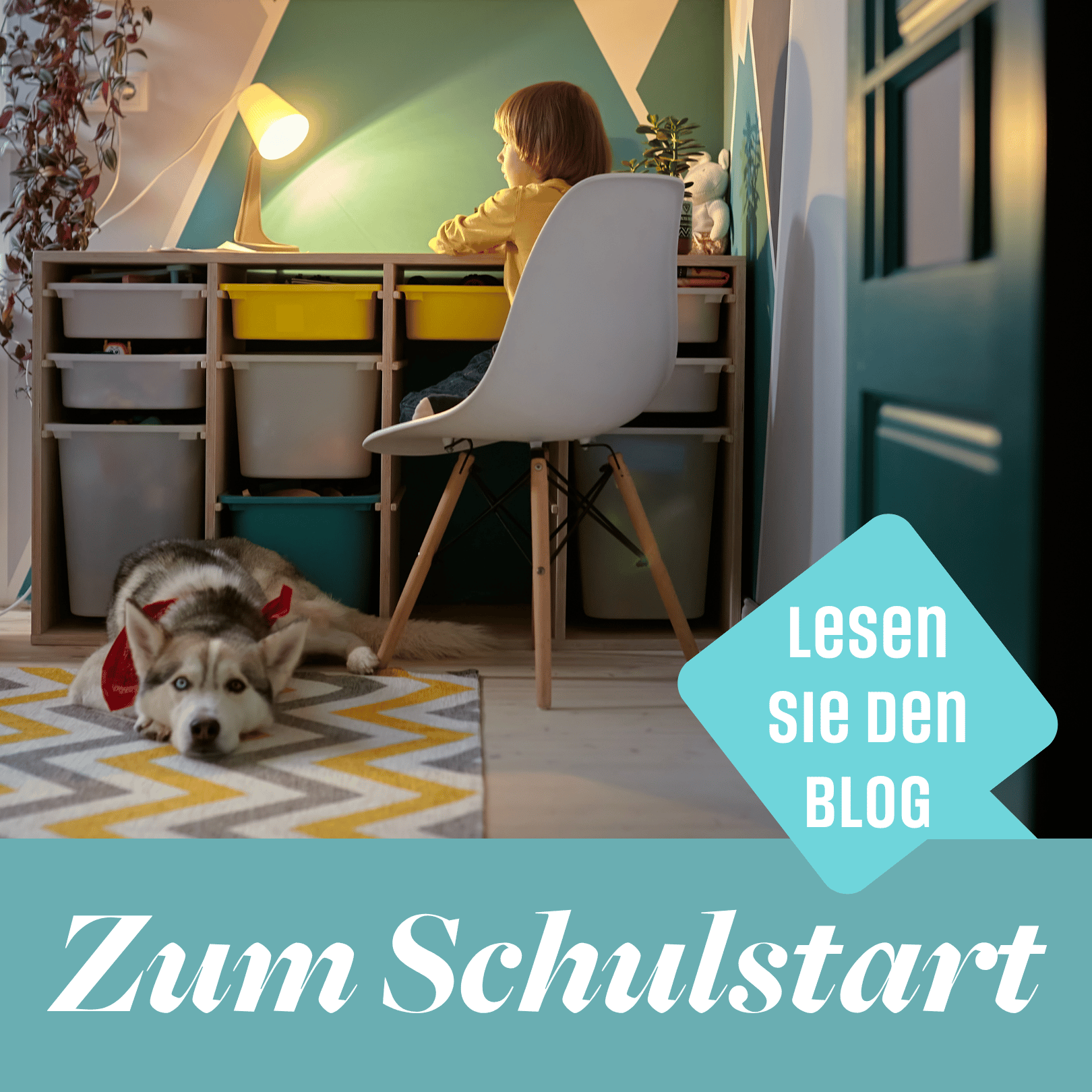 Ein Kind sitzt an einem Schreibtisch mit Aufbewahrungsboxen unter einer leuchtenden Schreibtischlampe. Im Vordergrund liegt ein Husky mit einem roten Tuch auf einem Zickzack-Musterteppich. Am unteren Bildrand steht der Text „Zum Schulstart“ auf einem türkisfarbenen Banner sowie ein hellblaues Textfeld mit der Aufschrift „Lesen Sie den blog".