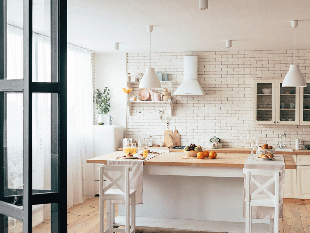 Lichte, moderne open keuken met een stijlvolle witte bakstenen wand, een houten kookeiland en sfeervolle hanglampen. Ontdek inspiratie voor jouw droomkeuken!