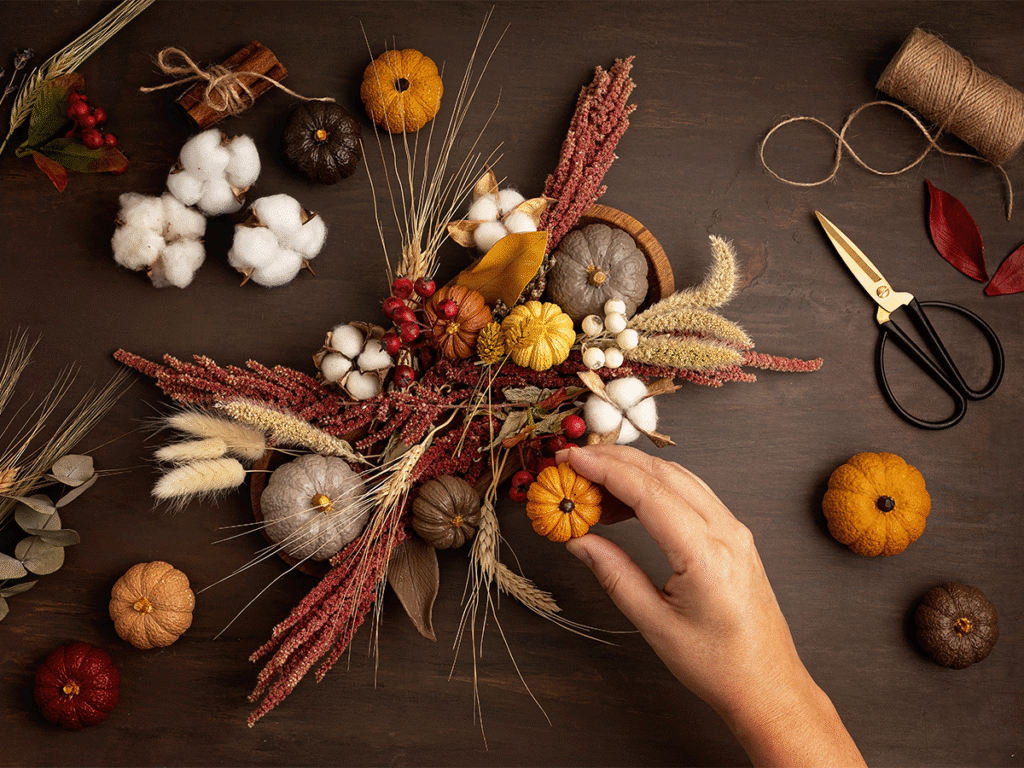 herfst centerpiece met bloemen van bovenaf